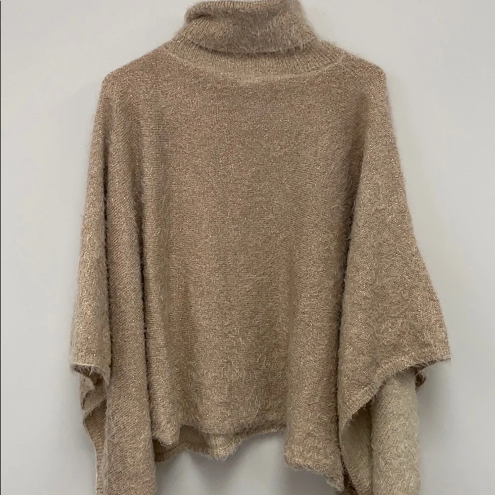 Akemi + Kin Eyelash Gold Leaf Lara Poncho